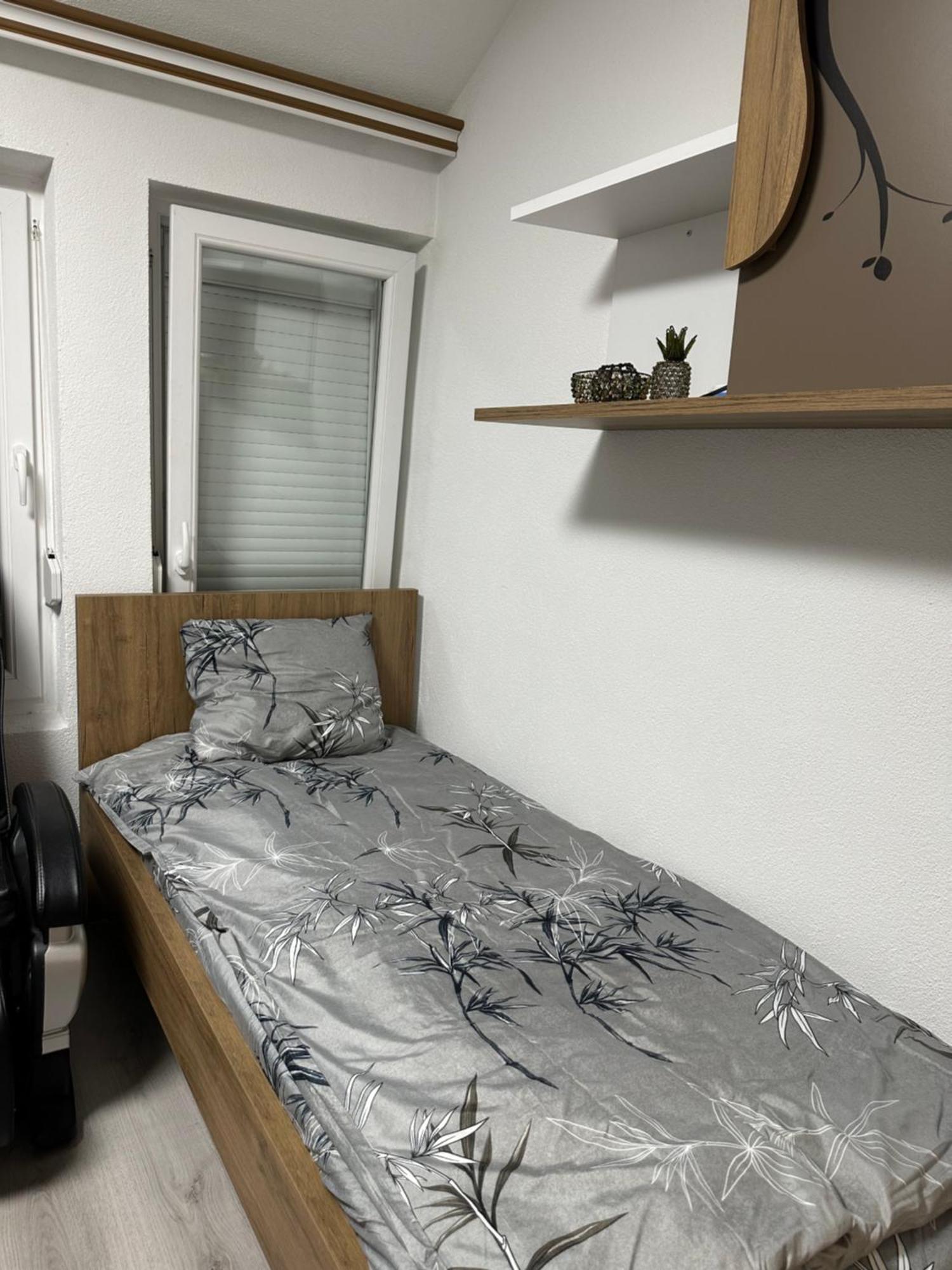 Skyline Apartment 2 Pejë Esterno foto