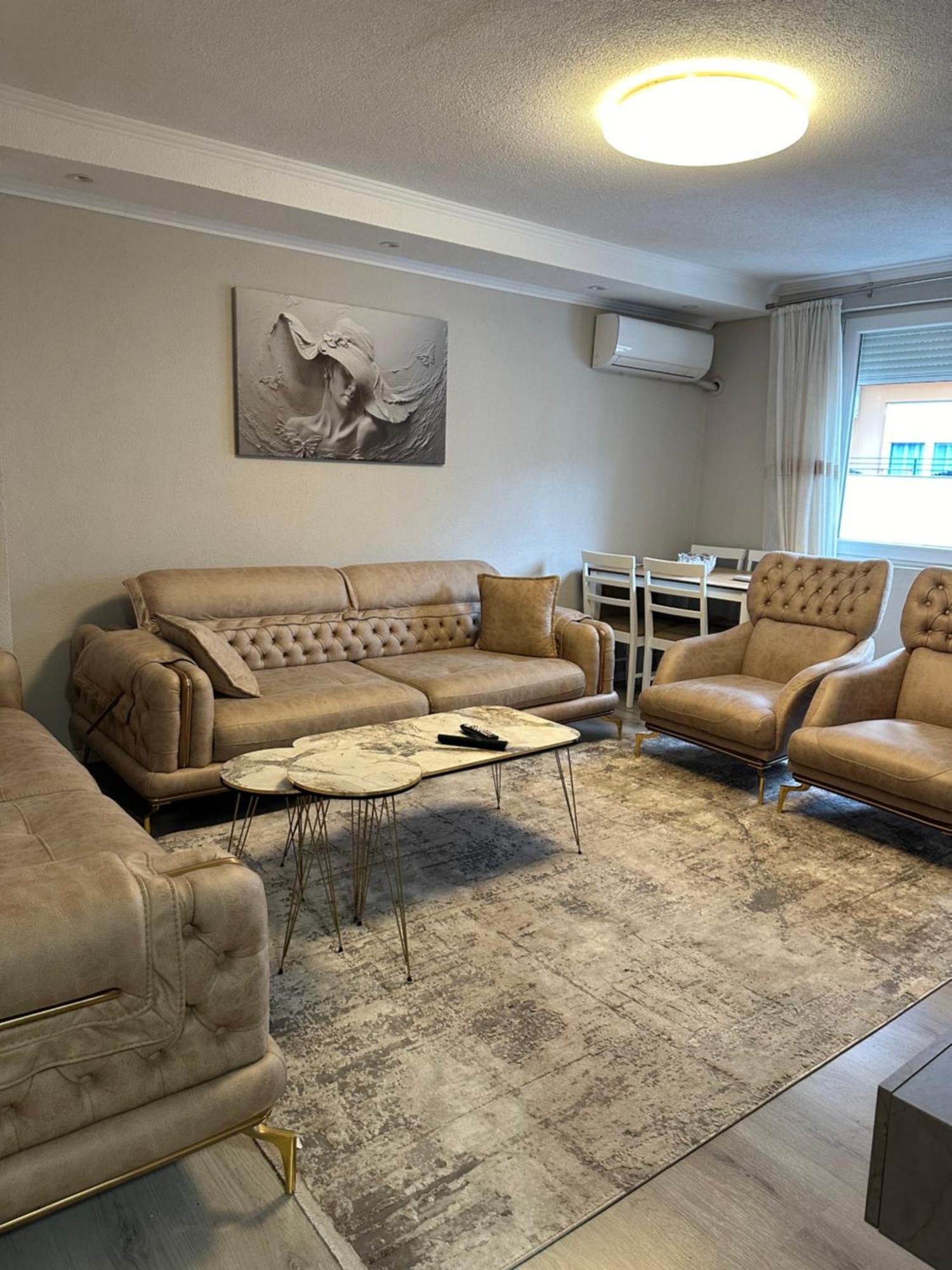 Skyline Apartment 2 Pejë Esterno foto