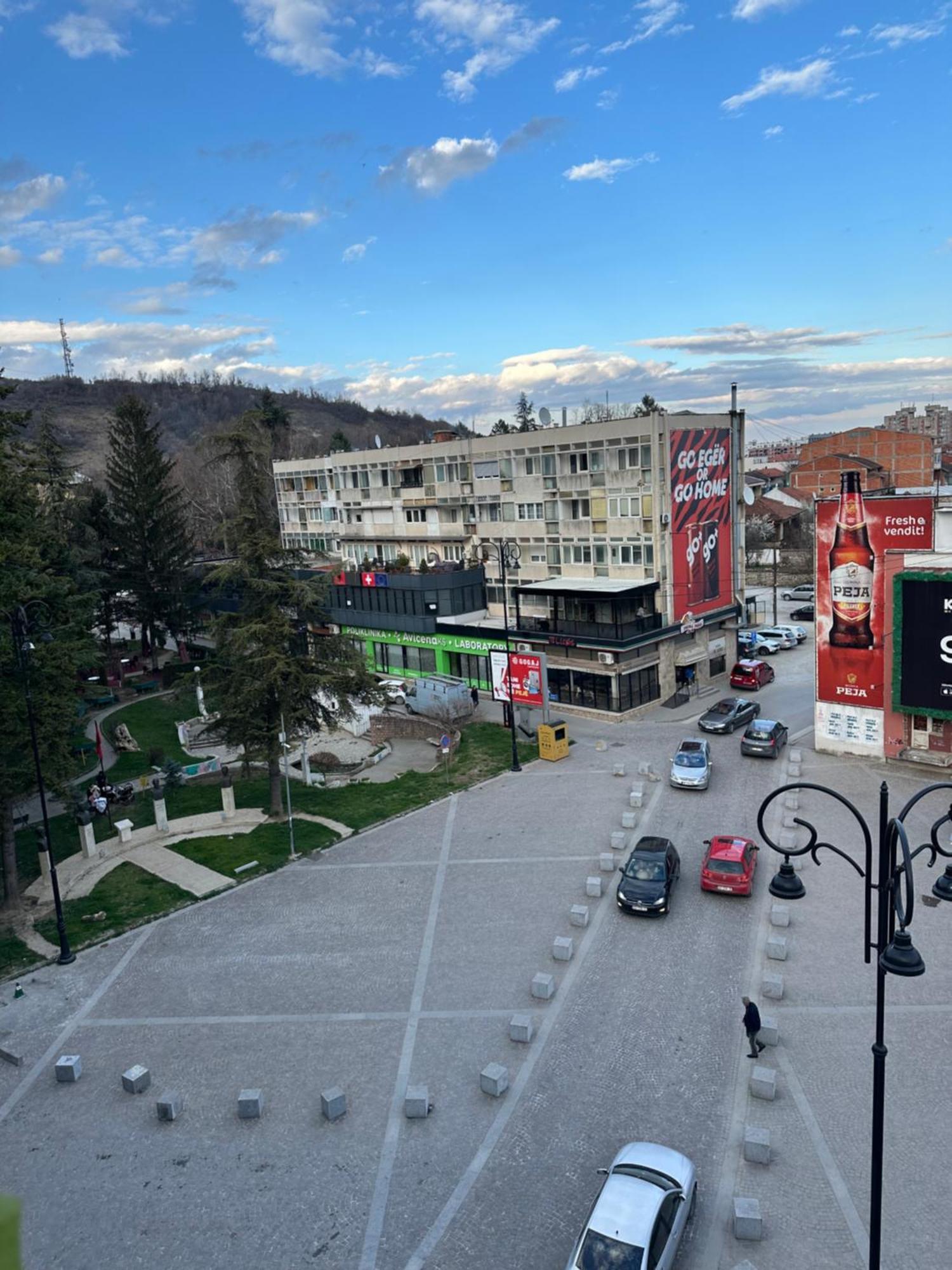 Skyline Apartment 2 Pejë Esterno foto